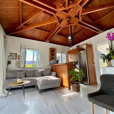 A Beautiful Maisonette Next To The Sea With A Dreaming View! Galaxídhion